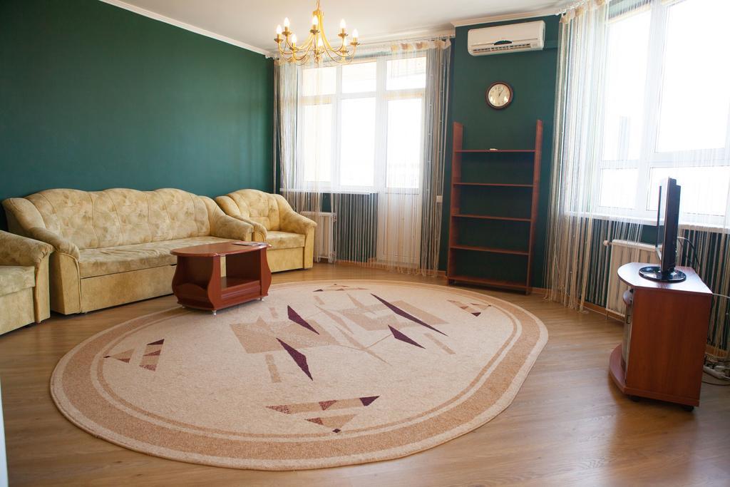Apartment In 2 Min From Poznyaky Metro Station Kiev Exterior foto